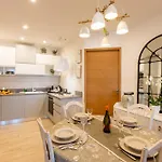 아파트 Guesthost - Modern Flat With Lovely Terrace *