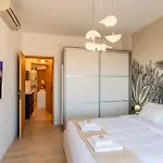 Guesthost - Modern Flat With Lovely Terrace *