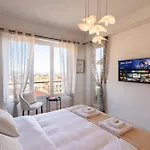 Guesthost - Modern Flat With Lovely Terrace Apartment