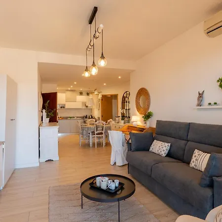 Guesthost - Modern Flat With Lovely Terrace 아파트 산레모