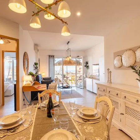Guesthost - Modern Flat With Lovely Terrace